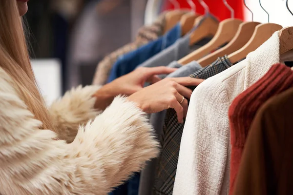 Mujeres adultas comprando ropa en boutique en otoño —  Fotos de Stock