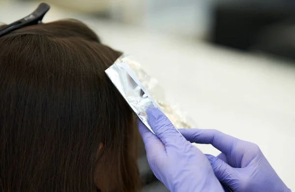 Adult woman at hairdresser wearing protective mask due to coronavirus pandemic — Stock Photo, Image