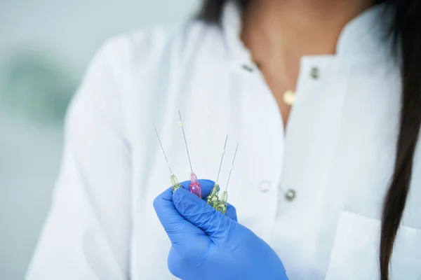 Schoonheidsspecialiste met polydioxanondraad voor het optillen over een lichte achtergrond — Stockfoto