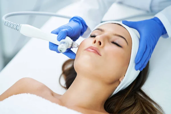 Beautiful young woman getting face treatment at beauty salon. — Stock Photo, Image