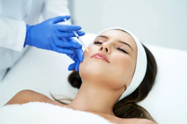 Hermosa mujer joven recibiendo tratamiento facial ácido en el salón de belleza . —  Fotos de Stock