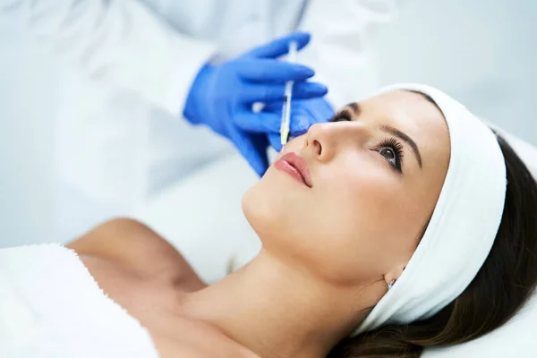 Beautiful young woman getting acid face treatment at beauty salon. — Stock Photo, Image