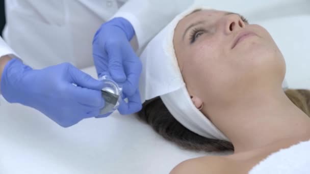 Крупный план 4K видео женщины, наслаждающейся косметической процедурой в профессиональном салоне — стоковое видео