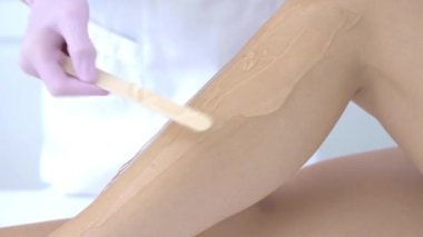 Yetişkin bir kadının lazer tüy temizleme ameliyatı olduğu 4K video.