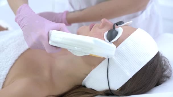 Primer plano 4K video de la mujer disfrutando de tratamiento de belleza en el salón profesional — Vídeo de stock