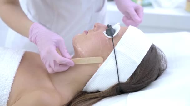 Primer plano 4K video de la mujer disfrutando de tratamiento de belleza en el salón profesional — Vídeo de stock