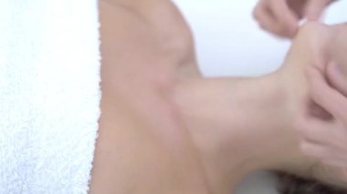 Japon yüz masajından hoşlanan bir kadının profesyonel salondaki 4K videosu.