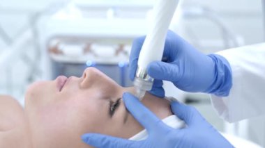 Profesyonel kuaförde güzellikten zevk alan bir kadının 4K videosu.