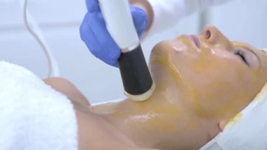 Profesyonel kuaförde güzellikten zevk alan bir kadının 4K videosu.