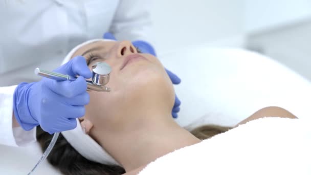 Közelkép 4K videó a professzionális szalonban kozmetikai kezelésben részesülő nőről — Stock videók