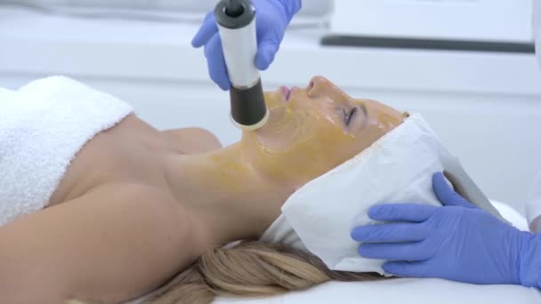 Primer plano 4K video de la mujer disfrutando de tratamiento de belleza en el salón profesional — Vídeo de stock