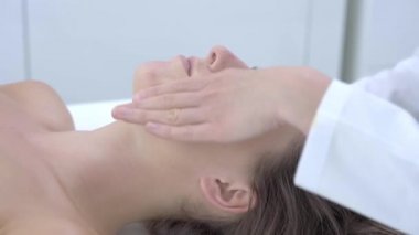 Japon yüz masajından hoşlanan bir kadının profesyonel salondaki 4K videosu.