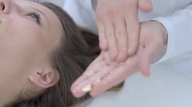 Japon yüz masajından hoşlanan bir kadının profesyonel salondaki 4K videosu.