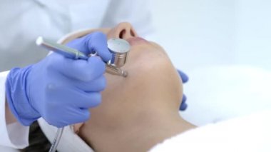 Profesyonel kuaförde güzellikten zevk alan bir kadının 4K videosu.