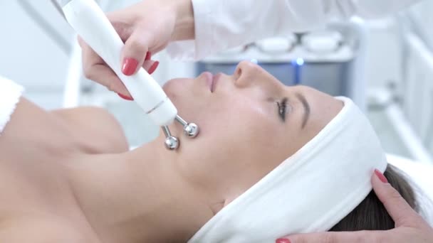 Primer plano 4K video de la mujer disfrutando de tratamiento de belleza en el salón profesional — Vídeo de stock