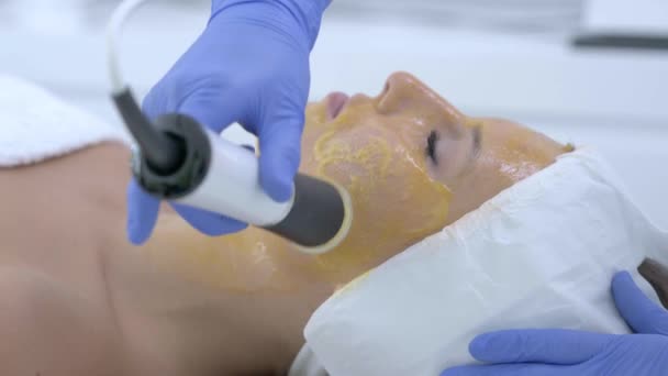 Close-up 4K vídeo de mulher desfrutando de tratamento de beleza no salão profissional — Vídeo de Stock