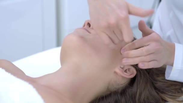 Close-up 4K video de mujer disfrutando de masaje facial japonés en salón profesional — Vídeo de stock