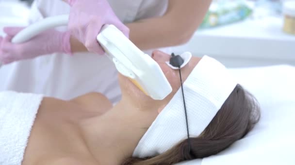 Close-up 4K video van vrouw genieten van schoonheid behandeling in professionele salon — Stockvideo