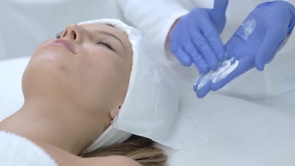 Close-up 4K video van vrouw genieten van schoonheid behandeling in professionele salon — Stockvideo