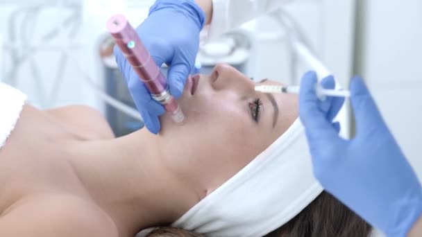 Primer plano 4K video de la mujer disfrutando de tratamiento de belleza en el salón profesional Metraje De Stock Sin Royalties Gratis