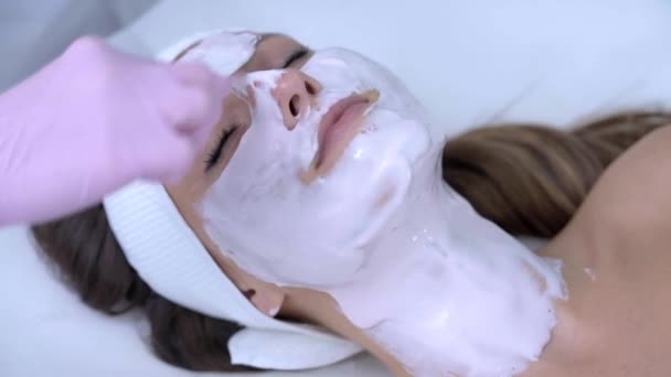 Primer plano 4K video de la mujer disfrutando de la máscara facial en el salón profesional — Vídeo de stock