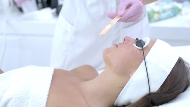 Close-up 4K vídeo de mulher desfrutando de tratamento de beleza no salão profissional — Vídeo de Stock
