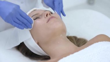 Profesyonel kuaförde güzellikten zevk alan bir kadının 4K videosu.