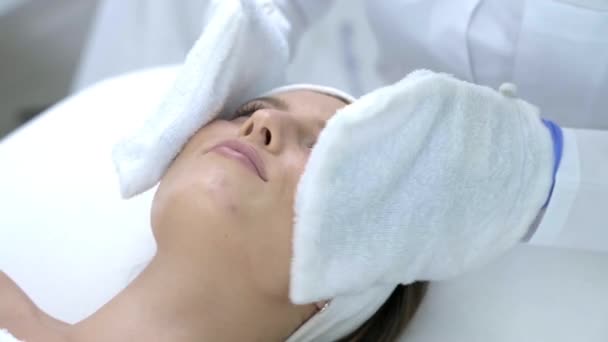 Primer plano 4K video de la mujer disfrutando de tratamiento de belleza en el salón profesional Vídeos De Stock Sin Royalties Gratis