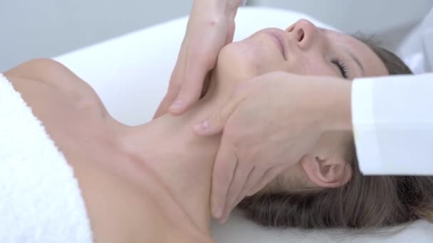 Nahaufnahme 4k video von frau genießen japanisch gesichtsmassage im professionellen salon — Stockvideo