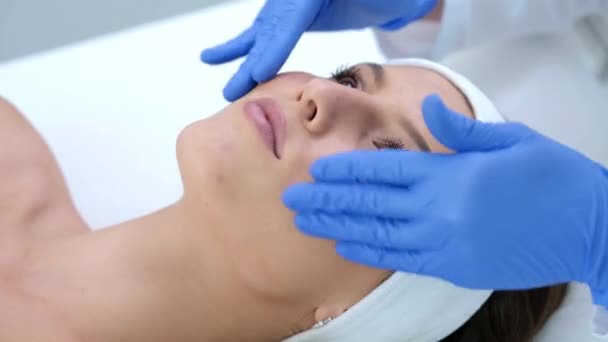 Крупный план 4K видео женщины, наслаждающейся косметической процедурой в профессиональном салоне — стоковое видео