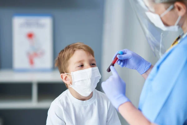 Portrait de adorable petit garçon ayant rendez-vous chez le médecin — Photo