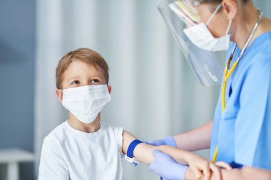 Doktor randevusu olan sevimli küçük bir çocuğun portresi.