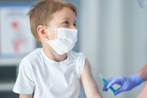 Portrait of adorable little boy being vaccinate at doctors office — Stock Photo, Image