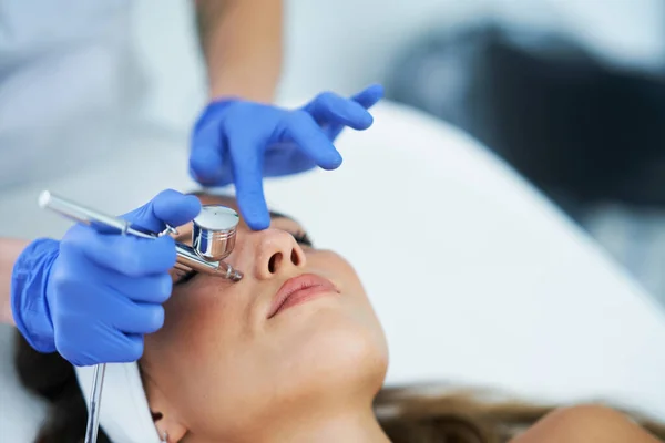 Mooie jonge vrouw het krijgen van gezicht behandeling bij schoonheid salon. — Stockfoto