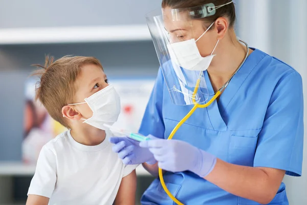 Porträtt av bedårande liten pojke som testas av läkare med stetoskop — Stockfoto