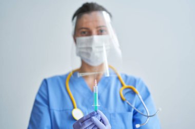 Covid-19 Coronavirus aşısını arka planda tutan doktor.