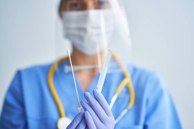 Covid-19 Coronavirus aşısını arka planda tutan doktor.