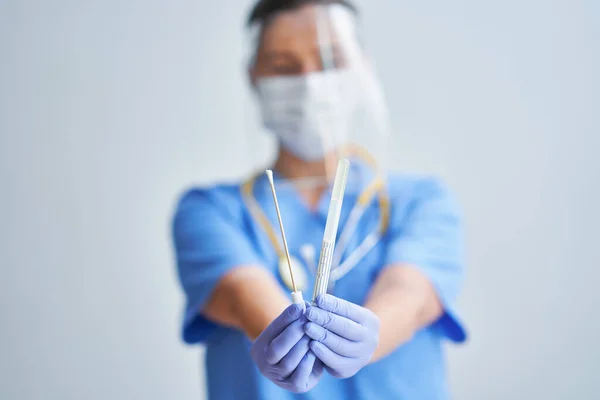 Médico segurando covid-19 coronavírus cob sobre fundo claro — Fotografia de Stock