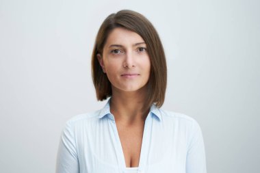 Beyaz arka planda çekici bir kadının portresi