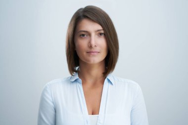 Beyaz arka planda çekici bir kadının portresi