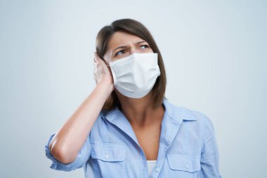 Beyaz arka planda izole edilmiş koruyucu maske takan çekici kadın.
