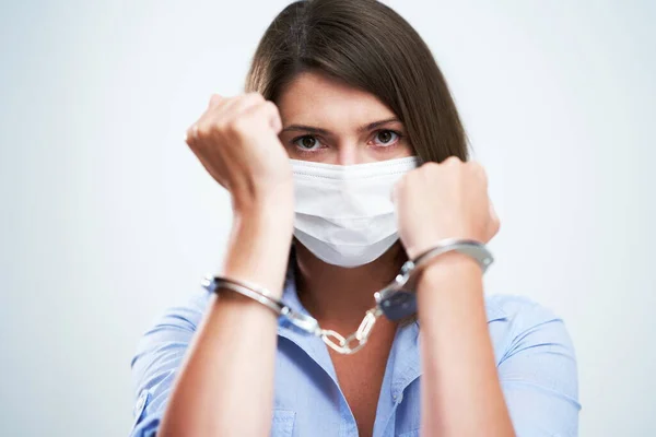 Attraente donna che indossa maschera protettiva isolata su sfondo bianco — Foto Stock