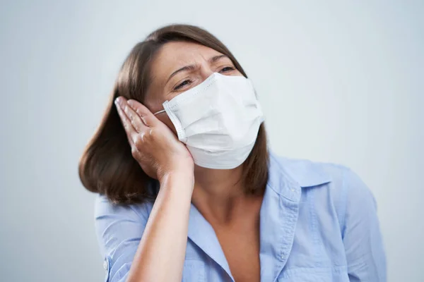 Attraente donna che indossa maschera protettiva isolata su sfondo bianco — Foto Stock