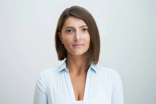 Retrato facial de mulher atraente sobre fundo branco — Fotografia de Stock