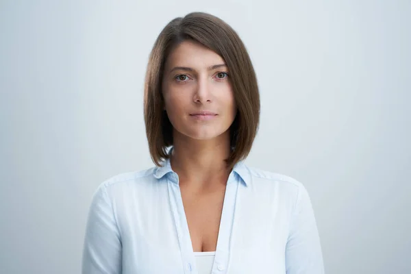 Retrato facial de mulher atraente sobre fundo branco — Fotografia de Stock