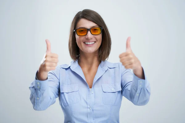 Atractiva mujer con gafas de bloqueo amarillas azules aisladas sobre fondo blanco —  Fotos de Stock