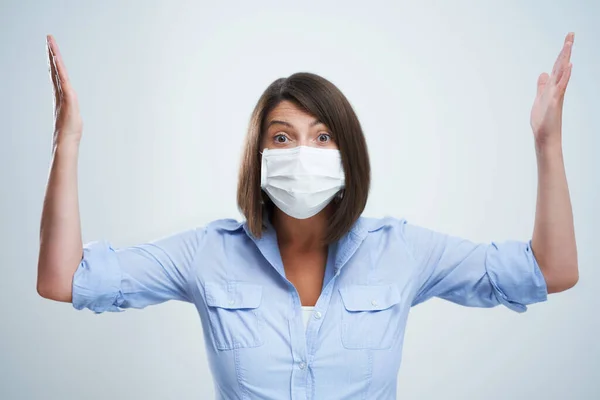 Mulher atraente usando máscara protetora isolada sobre fundo branco — Fotografia de Stock