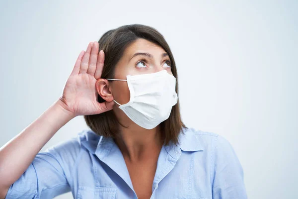 Attraente donna che indossa maschera protettiva isolata su sfondo bianco — Foto Stock