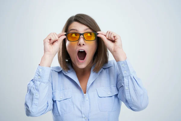 Aantrekkelijke vrouw het dragen van geel blauw blokkeren bril geïsoleerd over witte achtergrond — Stockfoto