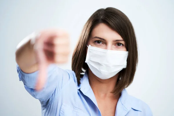 Attraente donna che indossa maschera protettiva isolata su sfondo bianco — Foto Stock